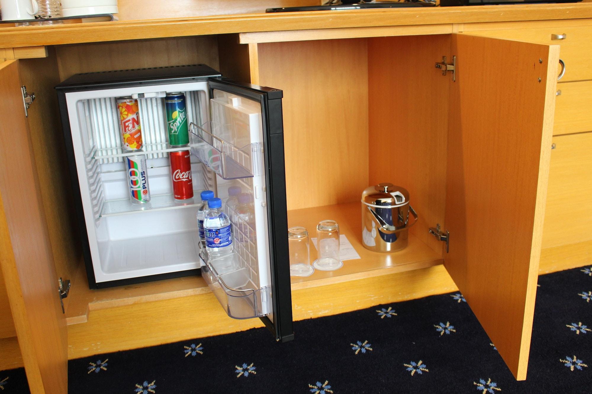 로얄 출란 세렘반 호텔 외부 사진 A mini-bar in a hotel room