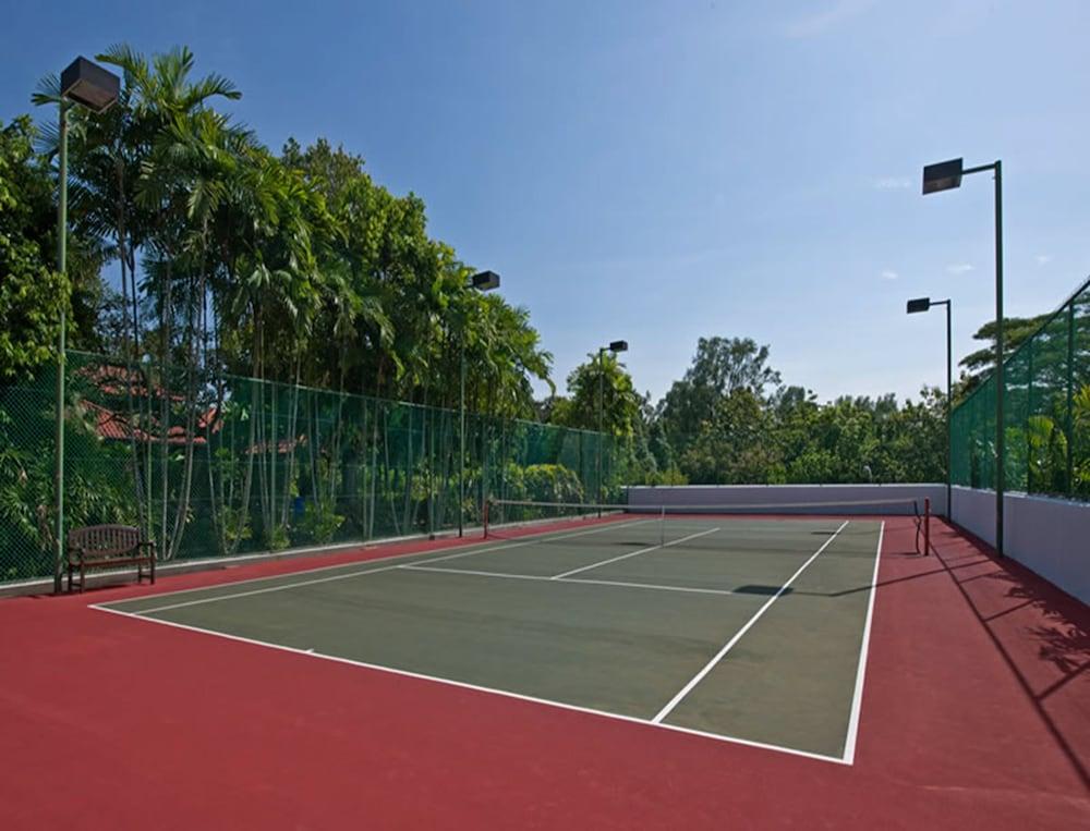 로얄 출란 세렘반 호텔 외부 사진 Tennis court