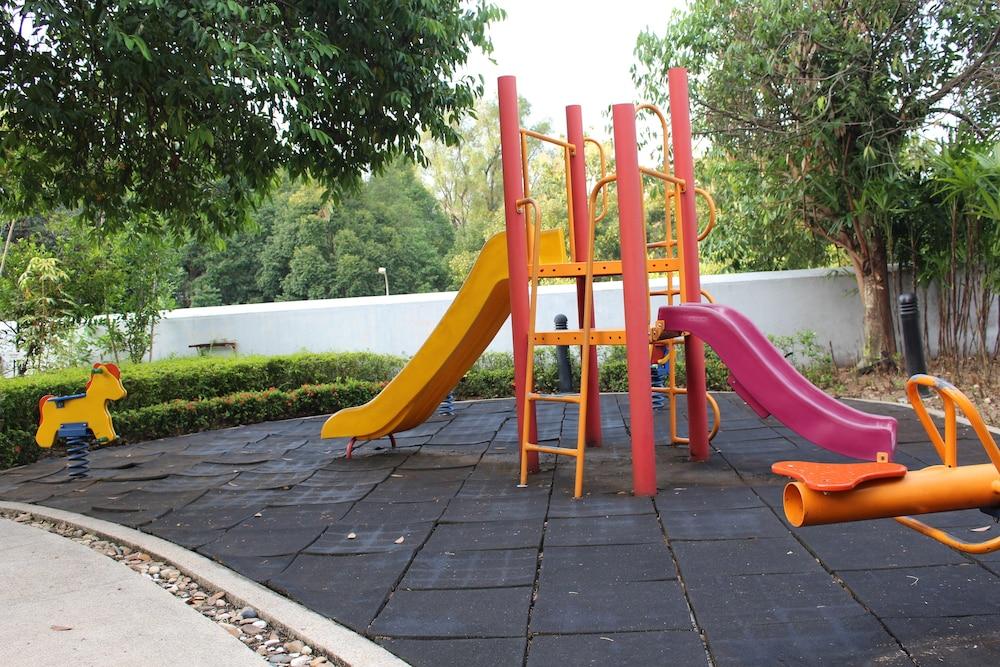 로얄 출란 세렘반 호텔 외부 사진 Playground at the park