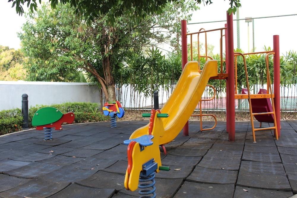 로얄 출란 세렘반 호텔 외부 사진 Playground