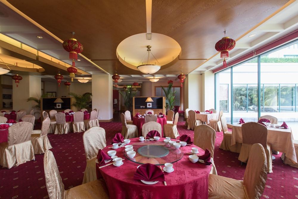 로얄 출란 세렘반 호텔 외부 사진 A restaurant in a hotel