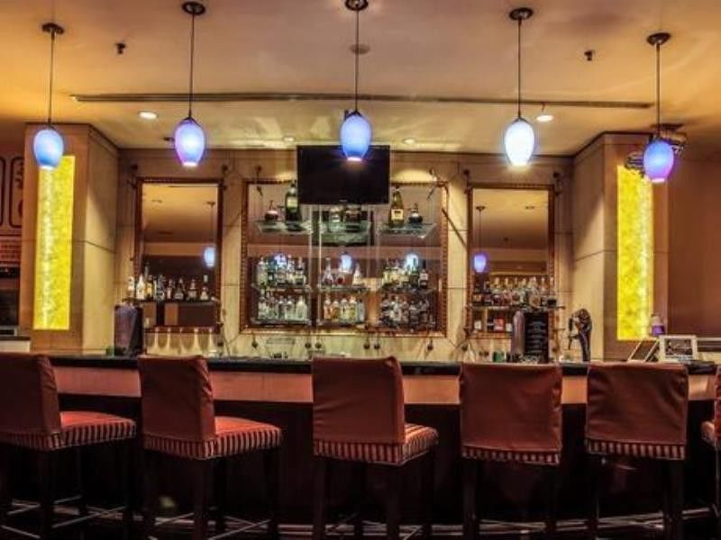 로얄 출란 세렘반 호텔 외부 사진 The bar at the hotel