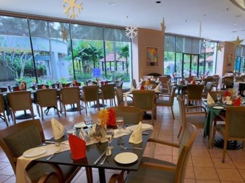 로얄 출란 세렘반 호텔 외부 사진 The restaurant at the hotel