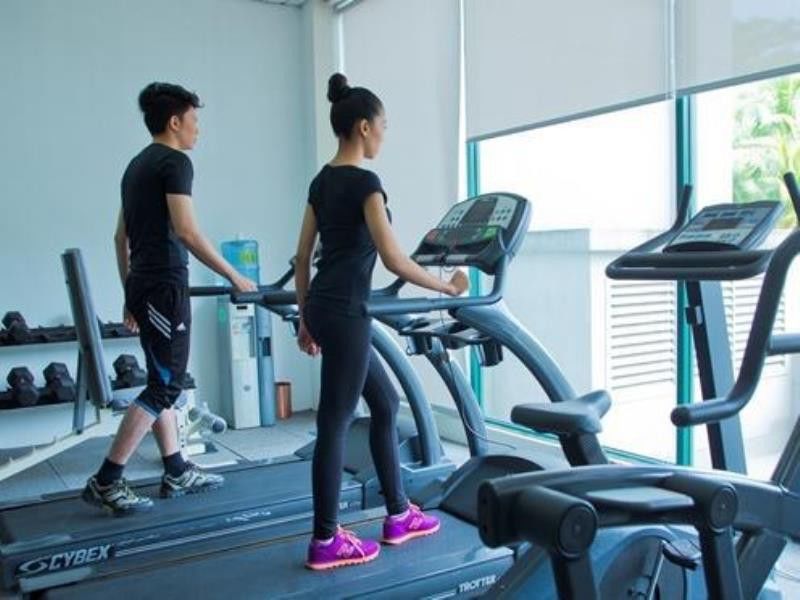 로얄 출란 세렘반 호텔 외부 사진 A treadmill