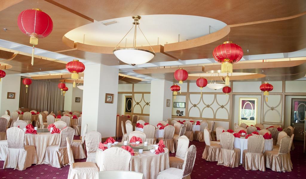 로얄 출란 세렘반 호텔 외부 사진 The interior of the restaurant