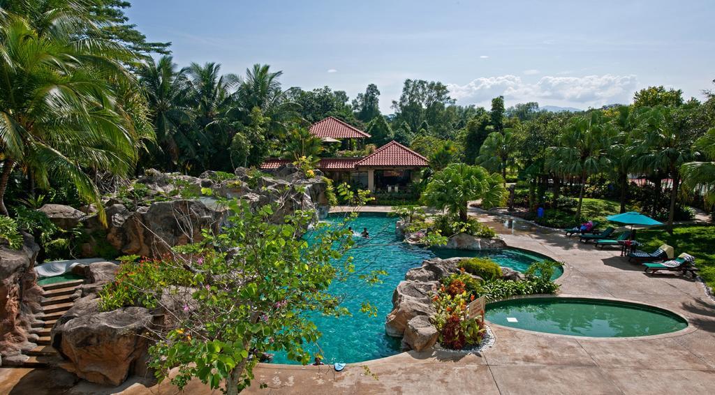 로얄 출란 세렘반 호텔 외부 사진 The pool at the Sunway Lagoon Resort
