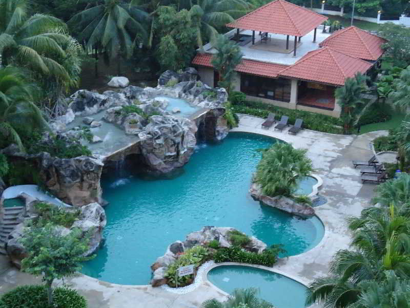 로얄 출란 세렘반 호텔 외부 사진 The pool at the Royal Thai Country Club