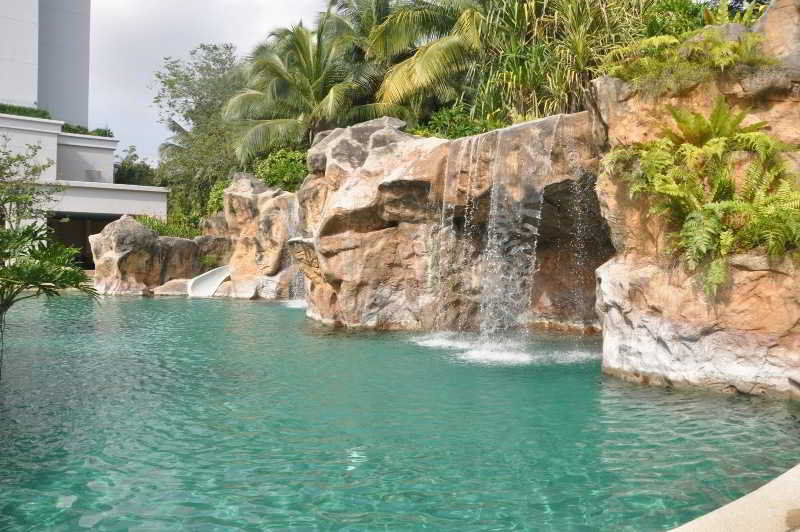 로얄 출란 세렘반 호텔 외부 사진 The rock pool at the resort